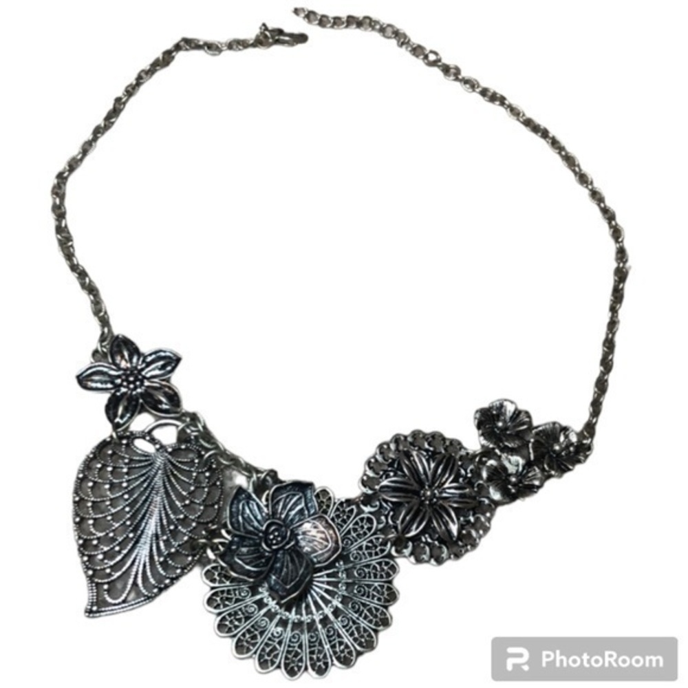 PREMIER DESIGNS FLOWER CHOKER NECKLACE